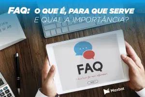 Imagem com mesa no fundo e mãos segurando tablet escrito "FAQ". Acima da imagem, uma legenda "FAQ: o que é, para que serve e qual importância"